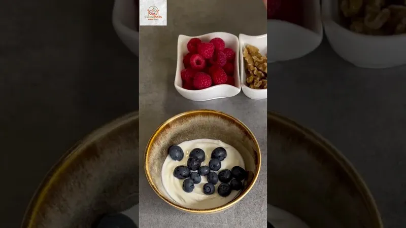 Receta Ideal: Cómo Preparar un Desayuno Fresco y Delicioso - Parfaits con Frutas y Yogur Natural