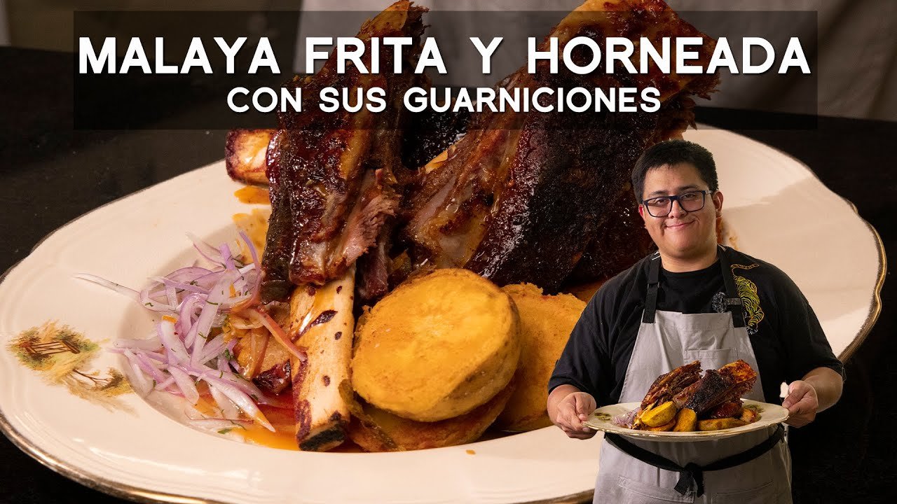 Malaya Frita al Estilo de Verónica Silva: La Receta Tradicional de Piura # Origen de la Malaya Frita: Un Platillo Piurano por Excelencia La Malaya Frita es un plato emblemático de la gastronomía peruana, específicamente de la región de Piura, situada en el norte del país. Su creación es atribuida a Verónica Silva, una reconocida cocinera local, quien le dio un toque único y personal que la distingue dentro y fuera de Piura. Este plato tradicional se basa en un corte específico de carne, conocido como "malaya", el cual es previamente marinado y luego frito hasta alcanzar una textura crujiente por fuera y tierna por dentro. Este post te llevará por un viaje al corazón de Piura para descubrir los secretos de este delicioso platillo. ## Ingredientes de la Malaya Frita de Verónica Silva Antes de sumergirnos en el proceso de preparación, asegúrate de contar con todos los ingredientes necesarios para emular la famosa receta de Verónica Silva. Necesitarás: - 1 kg de malaya (panceta de res), cortada en tiras - 2 ajíes amarillos peruanos, finamente picados - 4 dientes de ajo, machacados - Jugo de 3 limones - 1 cucharadita de comino - Sal y pimienta al gusto - Harina de trigo (para el empanizado) - Aceite vegetal (suficiente para freír) ## Preparación paso a paso de la Malaya Frita 1. **Marinado**: En un tazón grande, mezcla el ají amarillo, el ajo machacado, el jugo de limón, comino, sal y pimienta. Añade las tiras de malaya y asegúrate de que queden bien cubiertas con el marinado. Cubre el tazón y deja marinar en el refrigerador por al menos 3 horas, aunque lo ideal sería toda la noche. 2. **Empanizado**: Una vez marinada, retira la malaya del refrigerador. Escurre el exceso de líquido y pasa cada tira por harina de trigo, asegurándote de cubrirla completamente. 3. **Fritura**: Calienta suficiente aceite vegetal en una sartén a fuego medio-alto. Una vez caliente, fríe las tiras de malaya empanizadas hasta que estén doradas y crujientes, aproximadamente 4 minutos por lado. Es importante no sobrecargar la sartén para evitar que la temperatura del aceite disminuya y las tiras queden grasosas. 4. **Servir**: Escurre las tiras de malaya frita sobre papel absorbente para eliminar el exceso de grasa y sírvelas calientes. Puedes acompañarlas con yuca cocida y salsa criolla para una experiencia auténtica. ## Consejos de Verónica Silva para una Malaya Frita Perfecta Verónica Silva, la maestra detrás de esta receta, comparte algunos secretos para asegurar el éxito en tu cocina: - La clave de una buena malaya frita radica en el marinado. No te saltes el paso de dejarla reposar durante horas; esto suavizará la carne y la llenará de sabor. - No escatimes en el uso del ají amarillo; es este ingrediente el que le da al plato su sabor distintivo peruano. - Mantén el aceite a una temperatura constante para evitar que la carne absorba grasa de más. # Conclusión La Malaya Frita de Verónica Silva es más que solo un plato; es una expresión del rico patrimonio culinario de Piura. Siguiendo esta guía paso a paso, podrás traer un pedazo de Perú a tu mesa y deleitar a tus seres queridos con un plato lleno de historia, sabor y tradición. ¡Buen provecho!