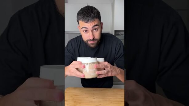 Desayuno fresco y delicioso: vasitos de fruta y yogur con avena