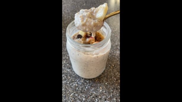 Desayuno rápido: parfaits con frutas con cacao sin cocinar