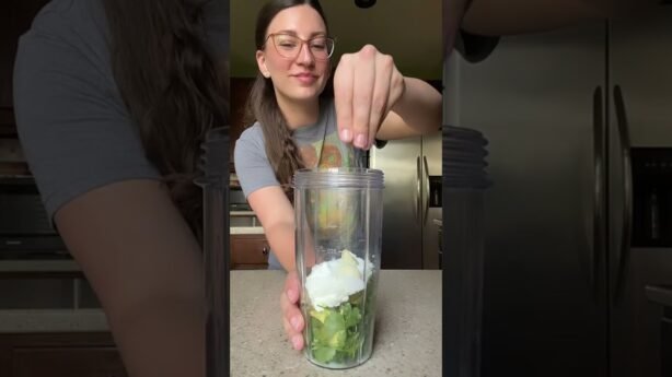 Receta cruda de salsa de yogur con aguacate