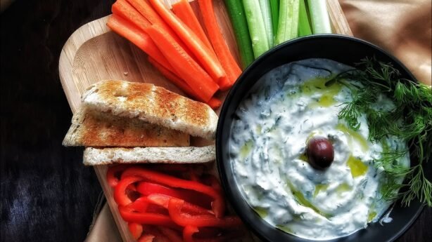 Tzatziki vegano con cebolla para picar entre comidas