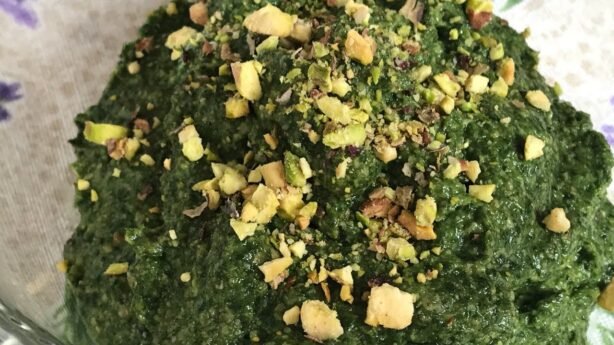 Pesto de espinaca vegano con remolacha para picar entre comidas