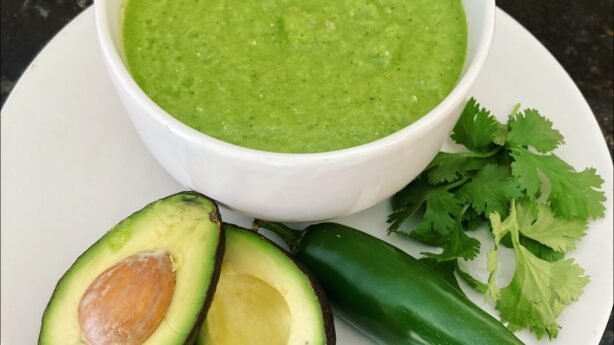 Receta cruda de salsa de tomate cruda con aguacate