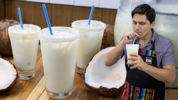Refrescante agua de coco con frutas para el verano