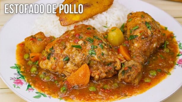 Arroz con alverjitas y pollo guisado al estilo tradicional