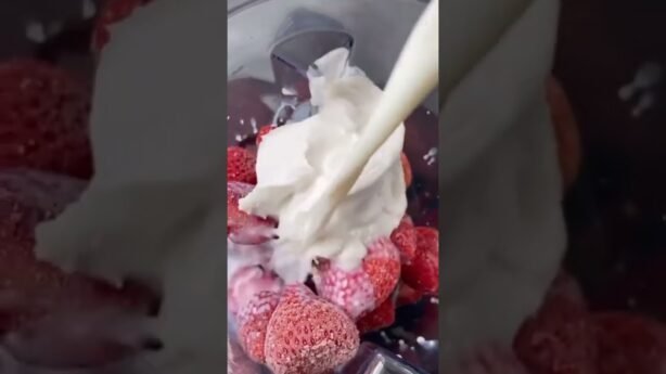Bebida saludable smoothie de yogurt natural facil de hacer