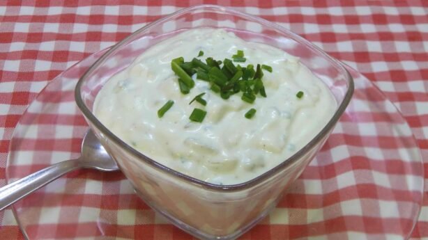 Cómo preparar salsa de yogur con pimiento rojo