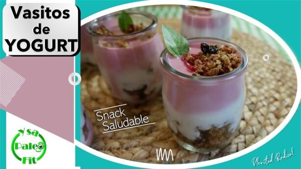 Desayuno rápido: vasitos de fruta y yogur con nueces sin cocinar