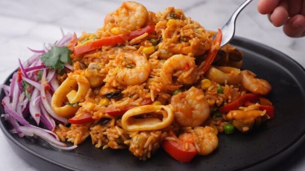 Arroz con mariscos estilo peruano